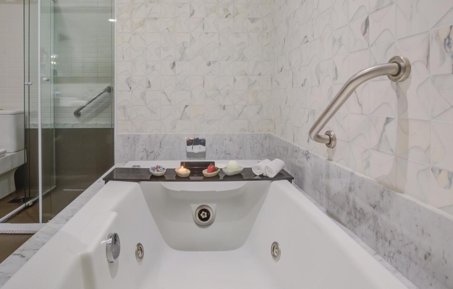 Transamerica Collection Goiânia Dış mekan fotoğraf A bathtub with a shower door