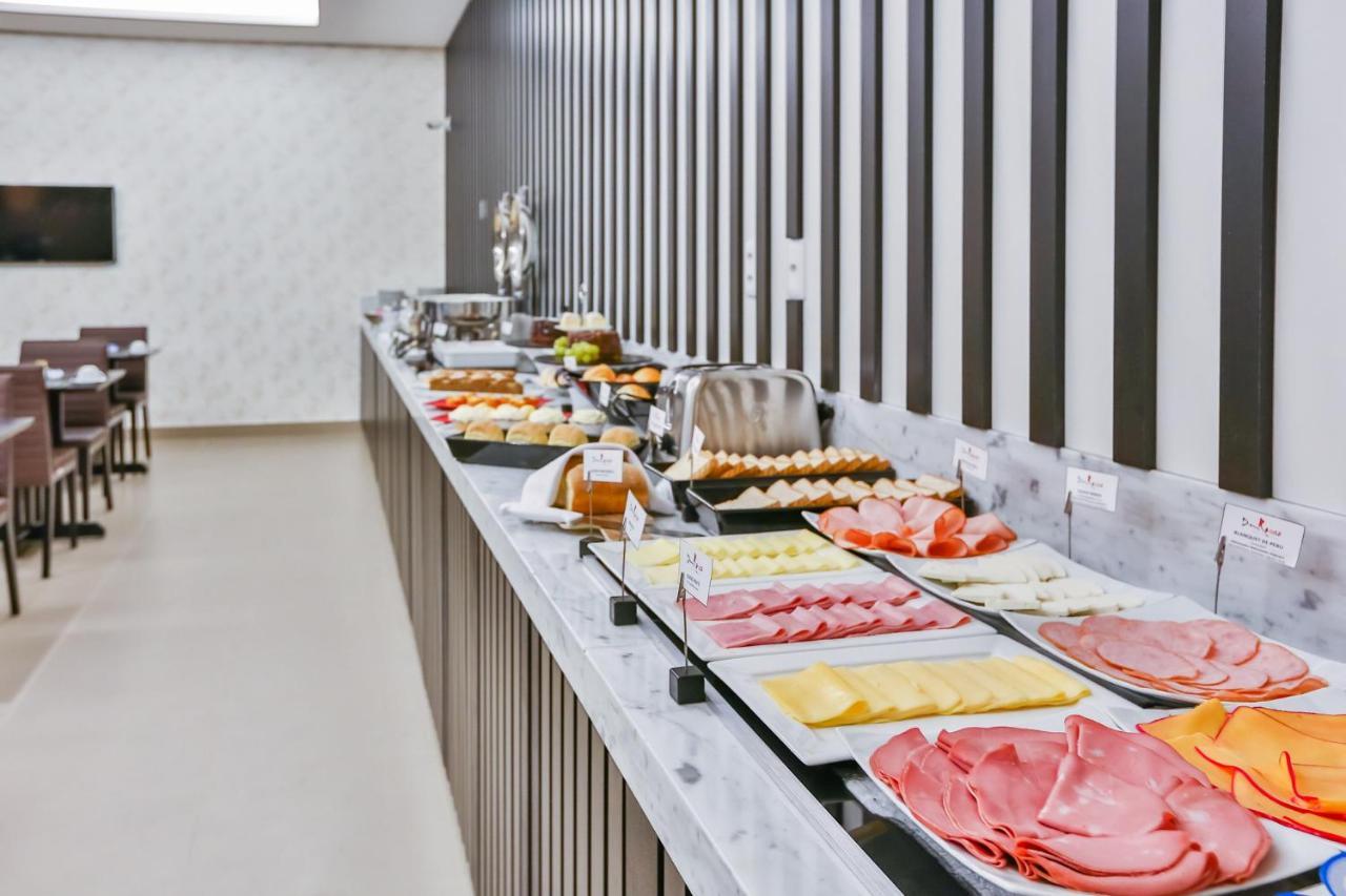 Transamerica Collection Goiânia Dış mekan fotoğraf A buffet at a hotel