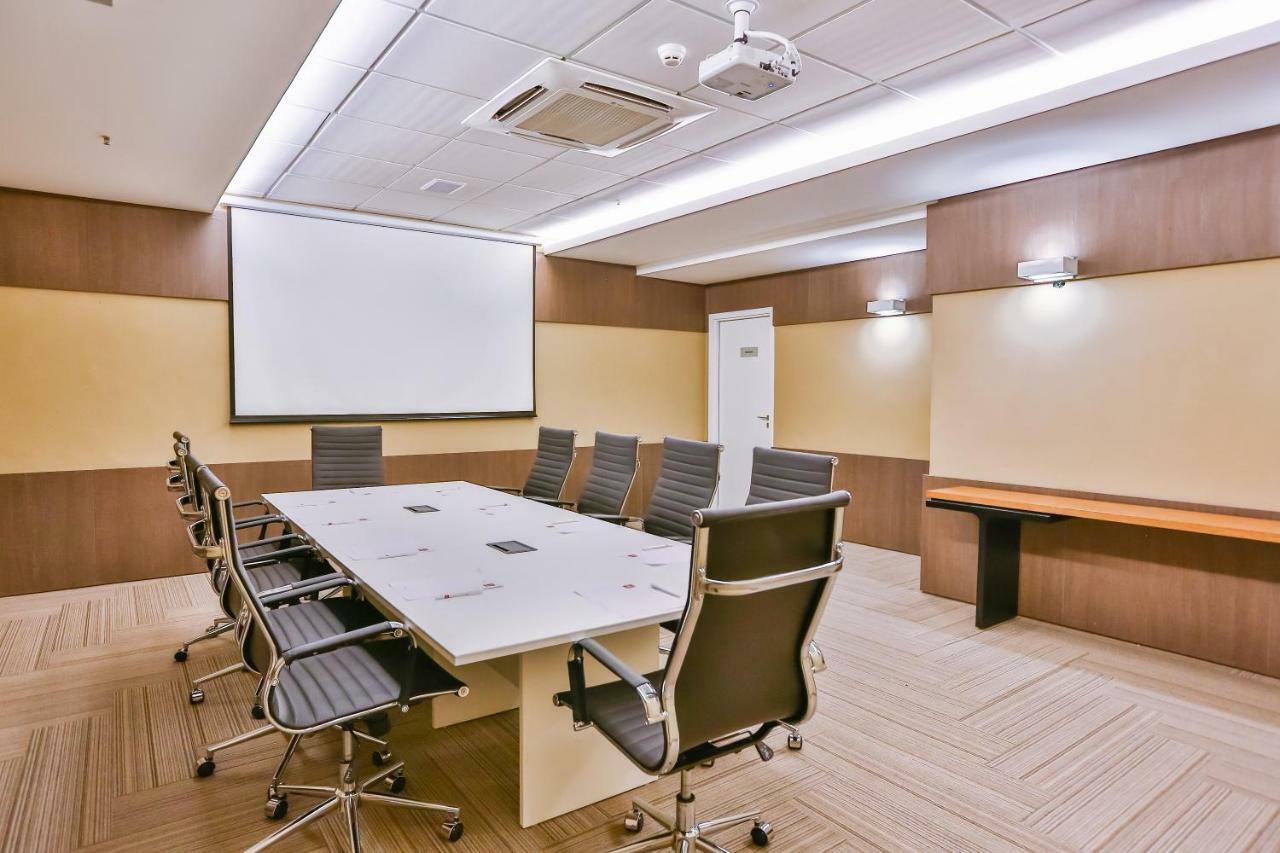 Transamerica Collection Goiânia Dış mekan fotoğraf A meeting room