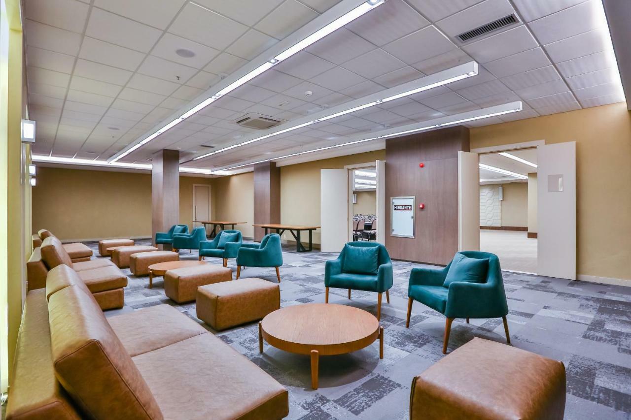 Transamerica Collection Goiânia Dış mekan fotoğraf The 2018 renovated lobby of the Student Union Building