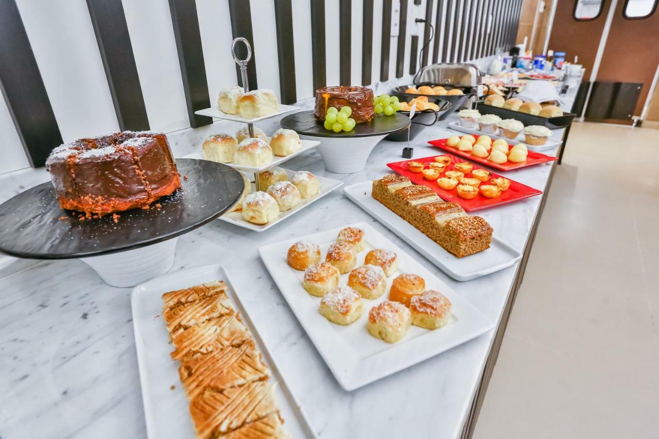 Transamerica Collection Goiânia Dış mekan fotoğraf A selection of cakes at a buffet